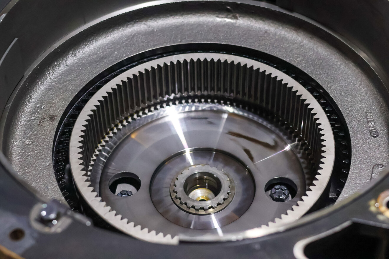 Machined internal ring gear with fine tooth profiles inside a cast housing